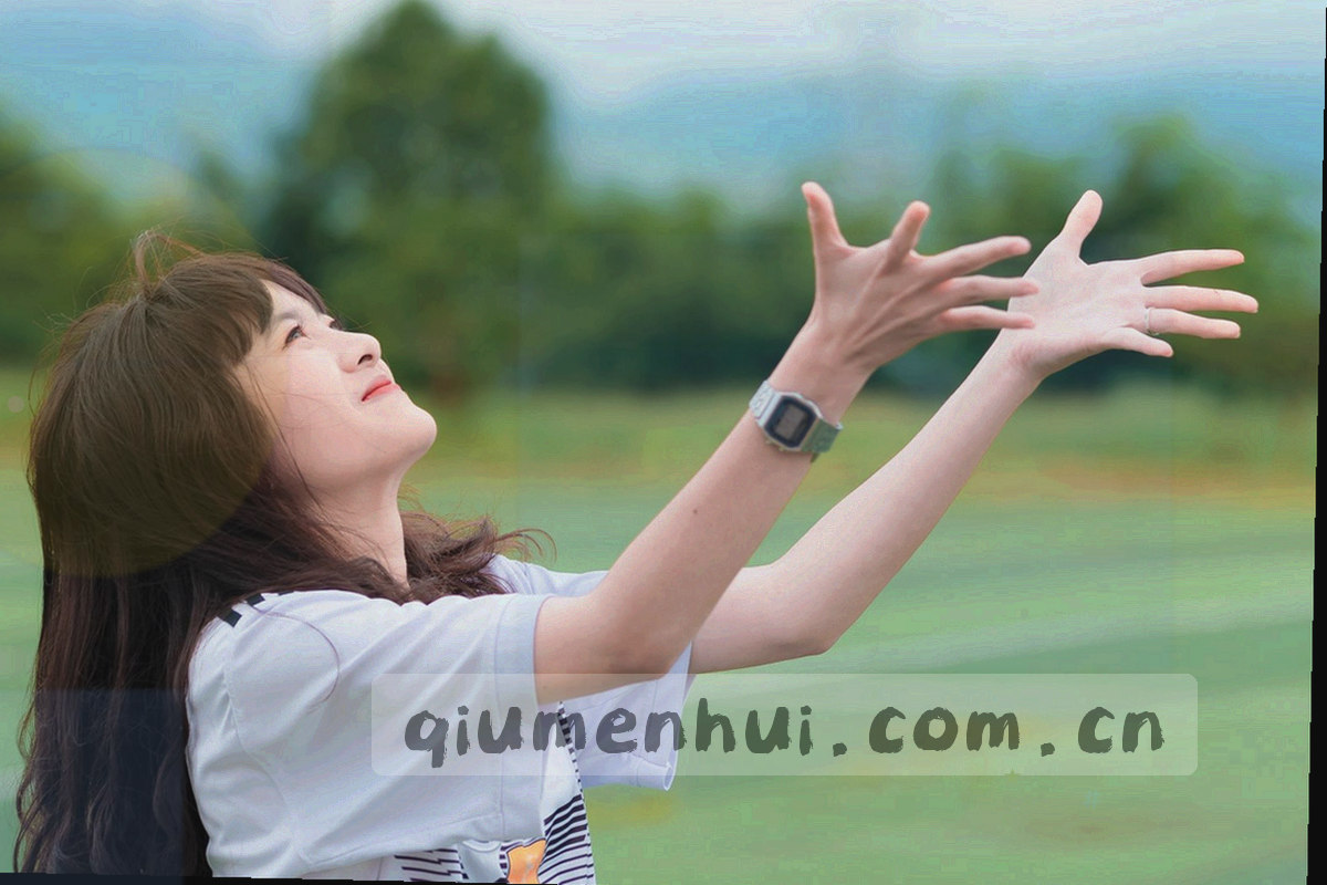 青绿细线与橙红切角构成的几何徽记纹理，旁侧排布等宽标签，抽象呈现品牌认证标识语言